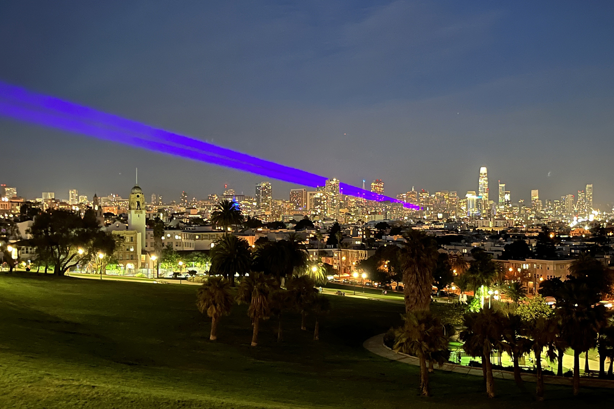 旧金山夜空中那些射出的激光是什么？