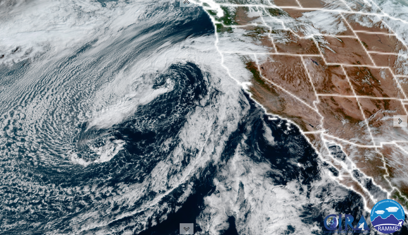 加利福尼亚海岸远处的风暴形成了两个“眼睛”