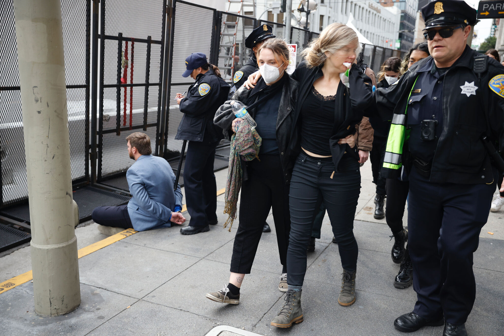 亚太经合组织（APEC）抗议活动在旧金山市中心失控：人类封锁、拳头相向