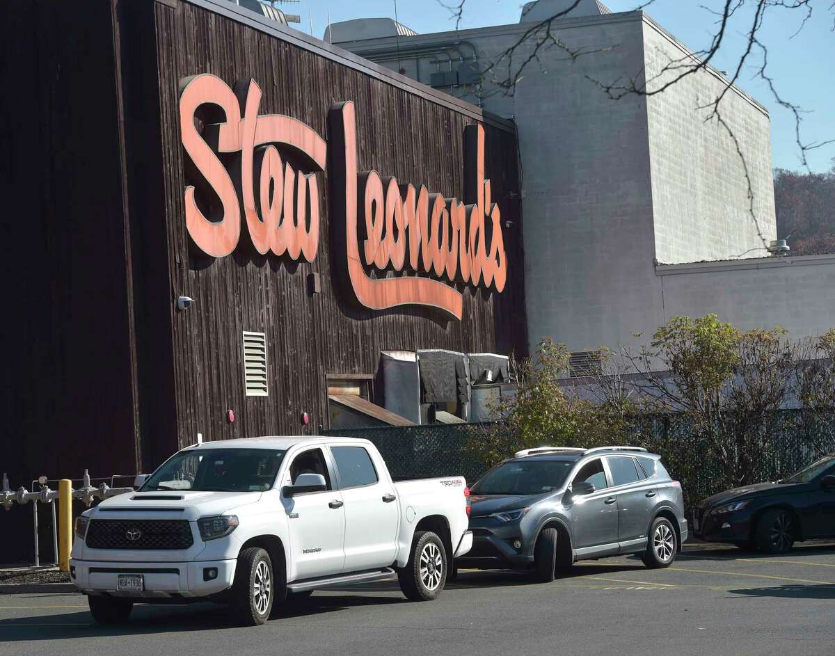 Danbury families in need get free Thanksgiving turkeys from Stew's