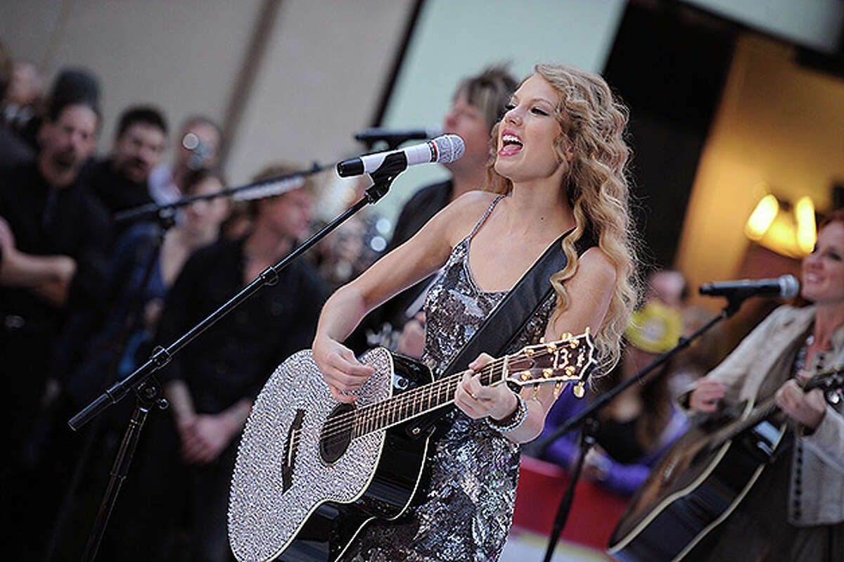 NEW YORK - OCTOBER 26: Musician Taylor Swift performs on NBC's "Today Show" at Rockefeller Center on October 26, 2010 in New York City. (Photo by Bryan Bedder/Getty Images) *** Local Caption *** Taylor Swift