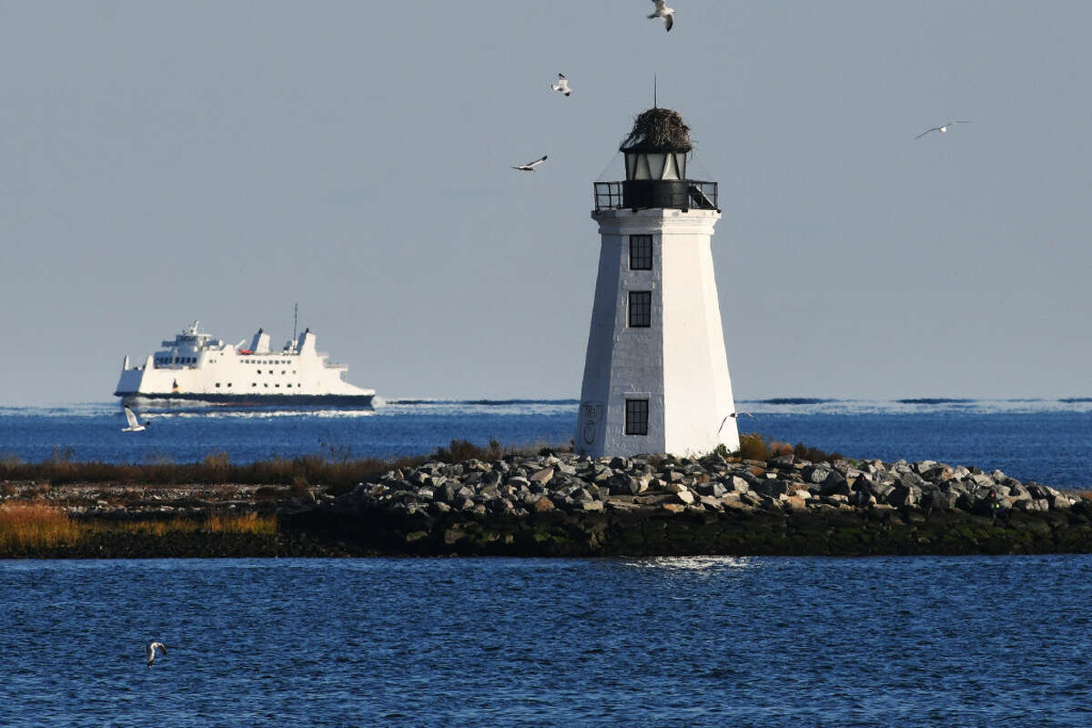 NWS Chance of rain, then mostly sunny and breezy Saturday in CT