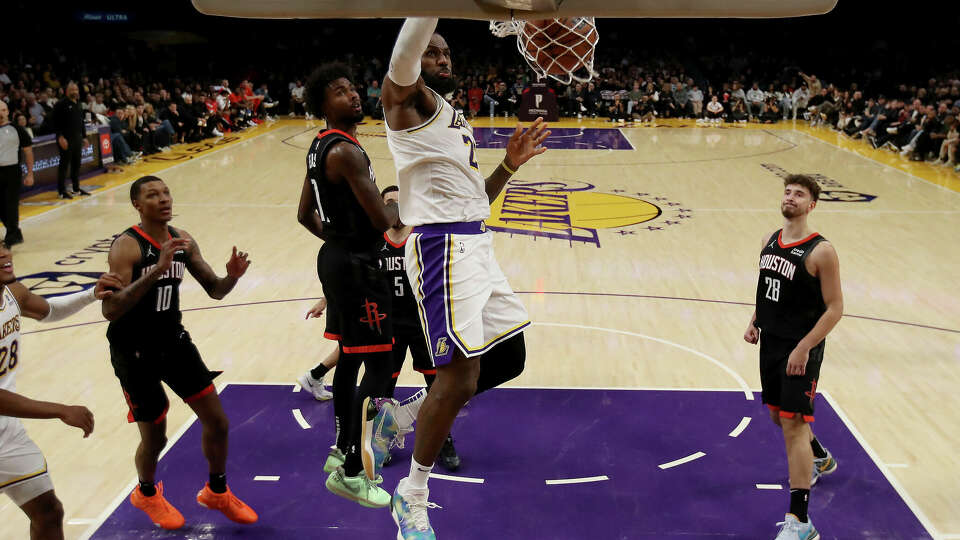 LOS ANGELES, CALIFORNIA - NOVEMBER 19: LeBron James #23 of the Los Angeles Lakers dunks the ball against Jabari Smith Jr. #10, Tari Eason #17, Fred VanVleet #5, Dillon Brooks #9 and Alperen Sengun #28 of the Houston Rockets during the fourth quarter at Crypto.com Arena on November 19, 2023 in Los Angeles, California. NOTE TO USER: User expressly acknowledges and agrees that, by downloading and or using this photograph, User is consenting to the terms and conditions of the Getty Images License Agreement. (Photo by Katelyn Mulcahy/Getty Images)