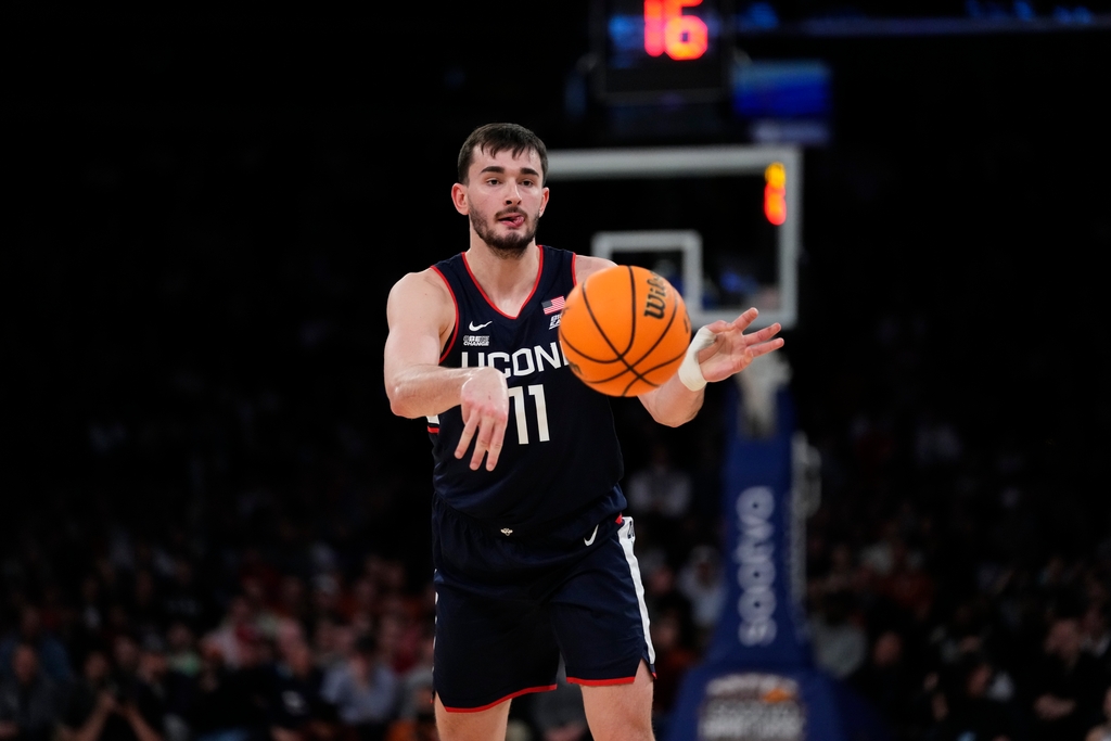 Alex Karaban beat the halftime buzzer to give UConn a 13-point