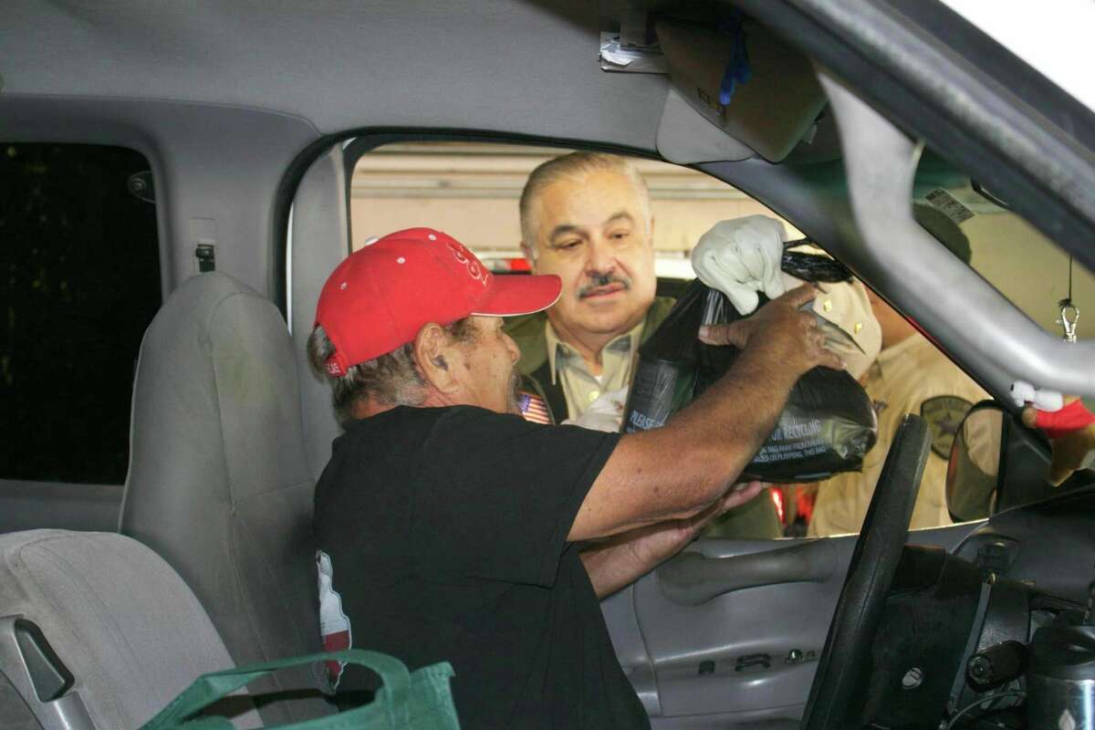 Local sheriff celebrates annual luncheon, gives away turkeys