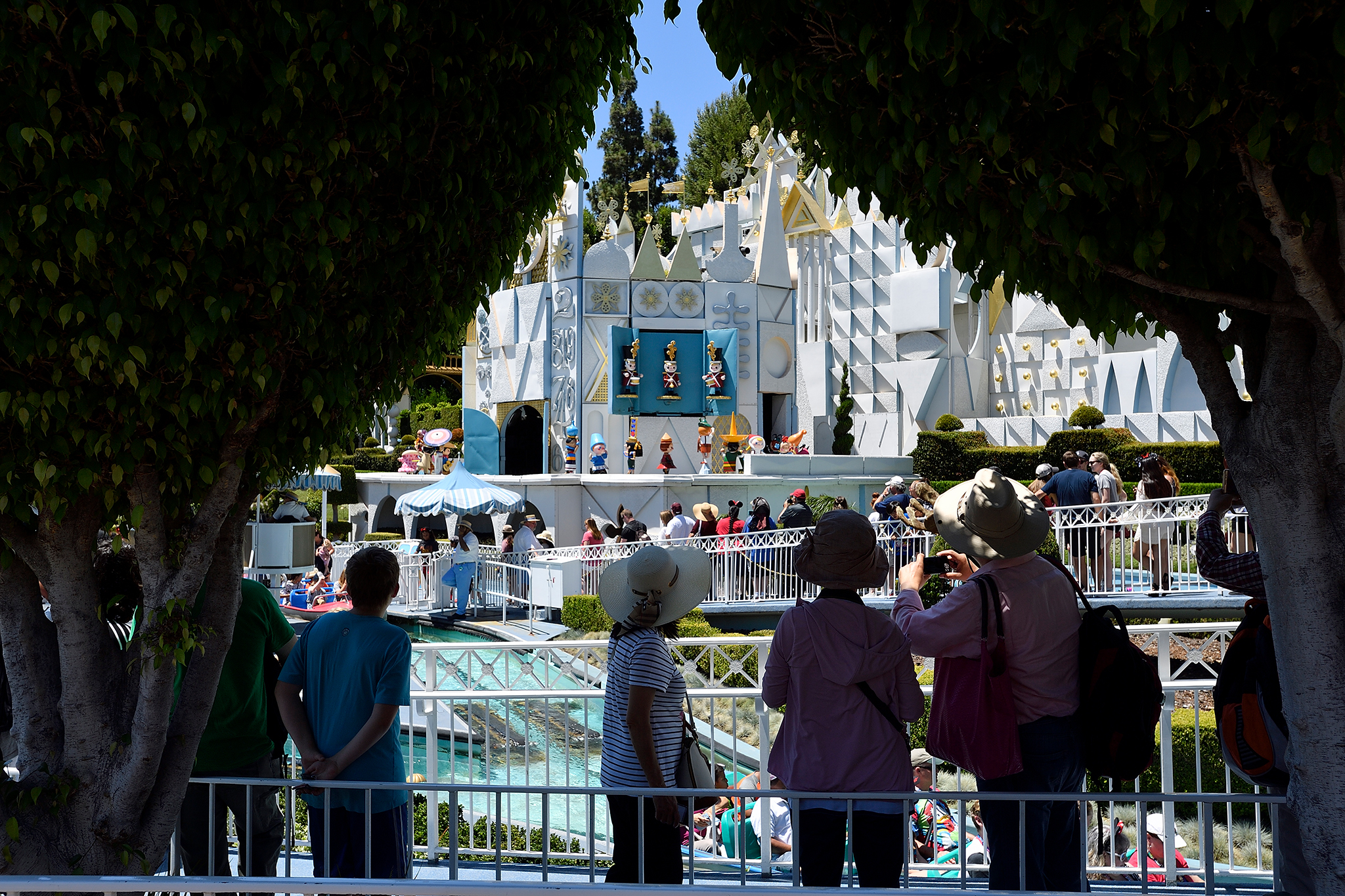 Naked man closes Disneyland ride for nearly an hour