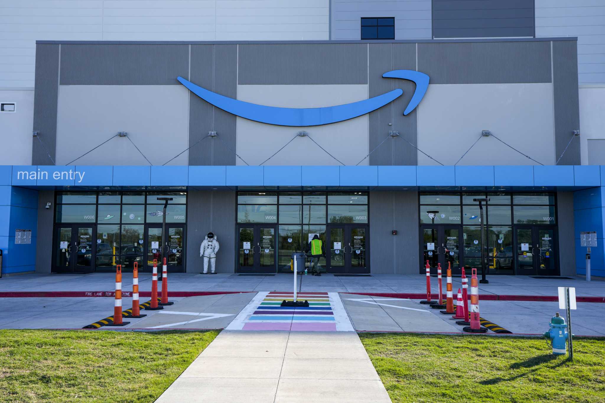 How Richmond Amazon center fulfills flood of Cyber Monday orders