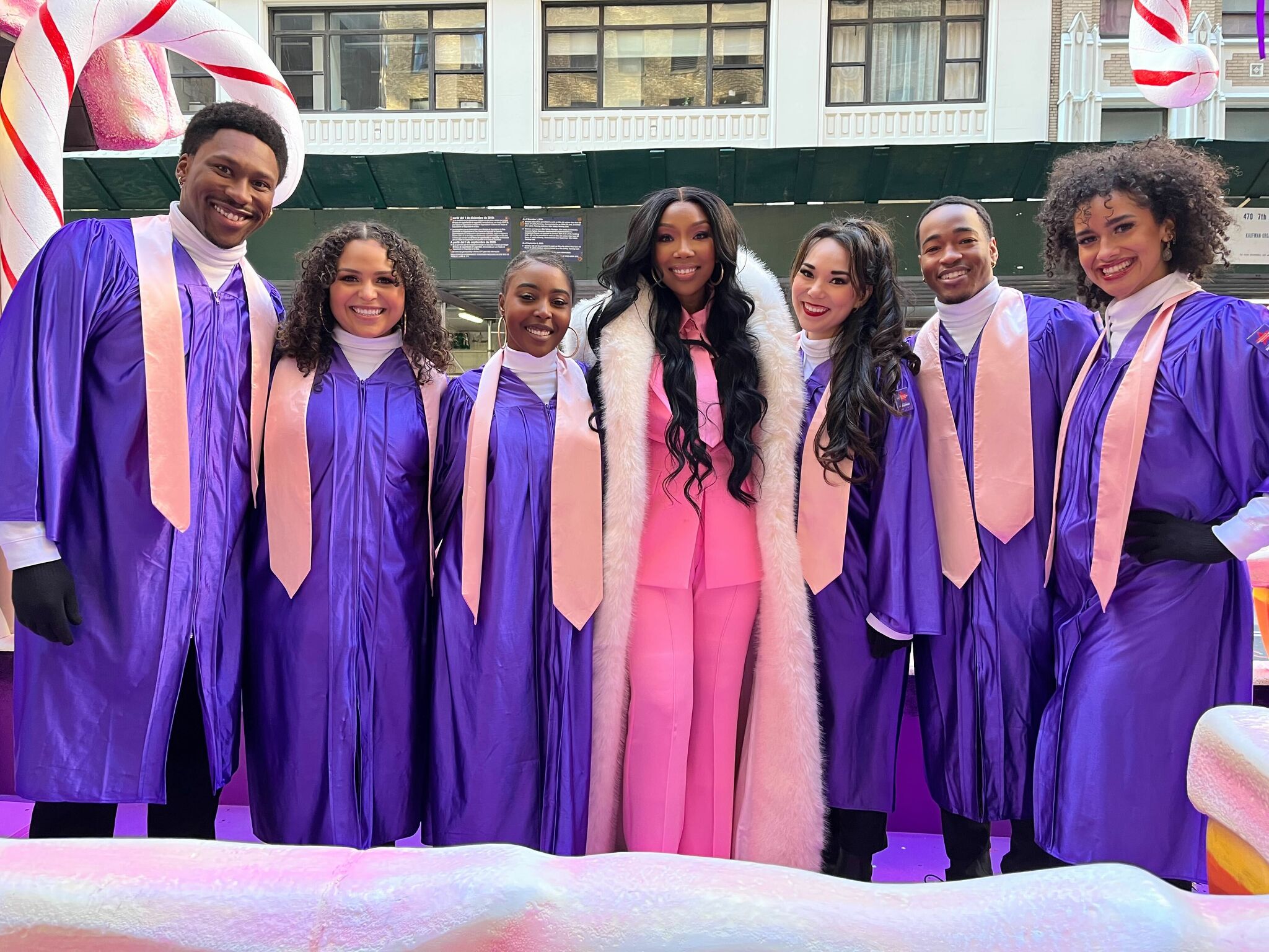san-antonio-native-performs-with-brandy-at-macy-s-day-parade
