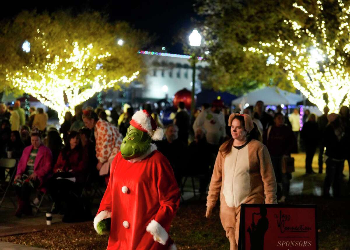 Conroe's Christmas tree lighting draws hundreds of revelers