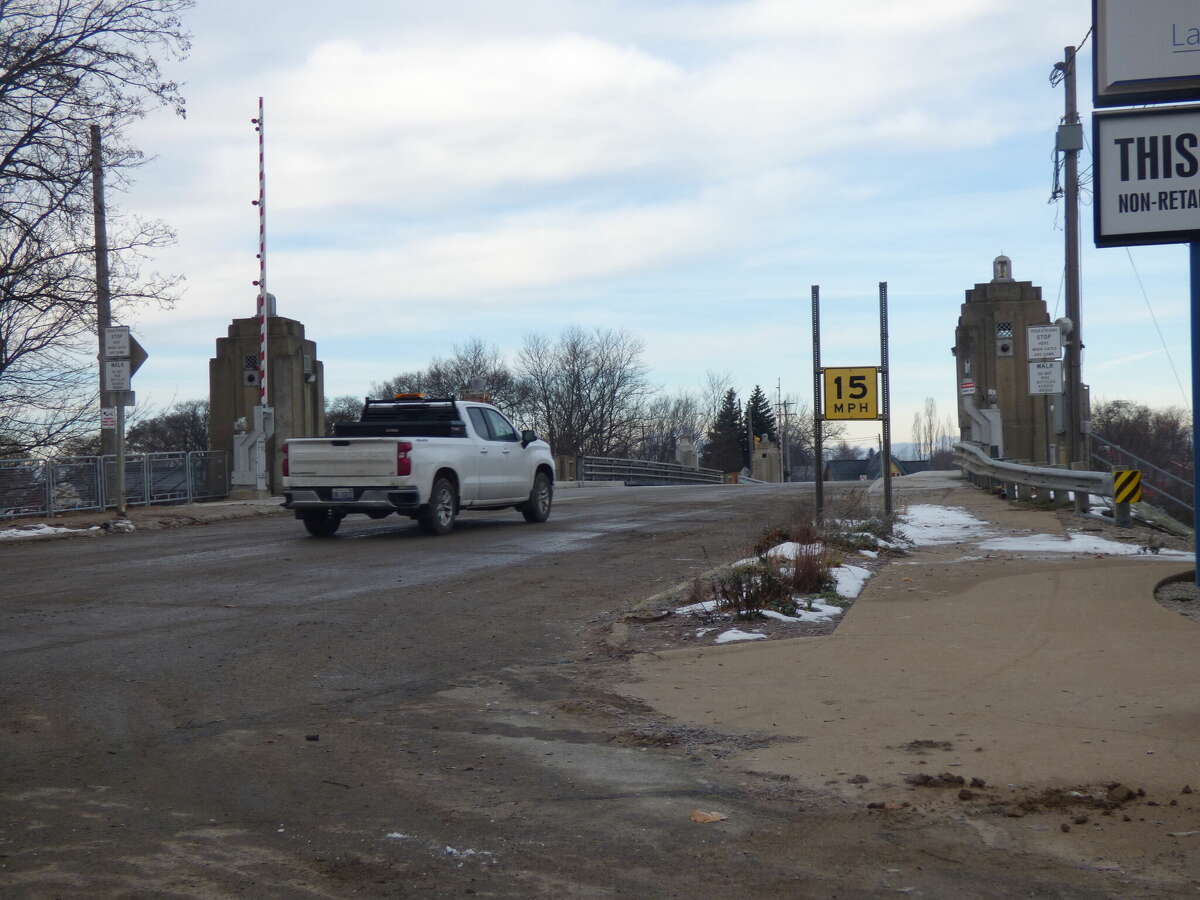 Manistee bridge temporarily reopens for Sleighbell parade