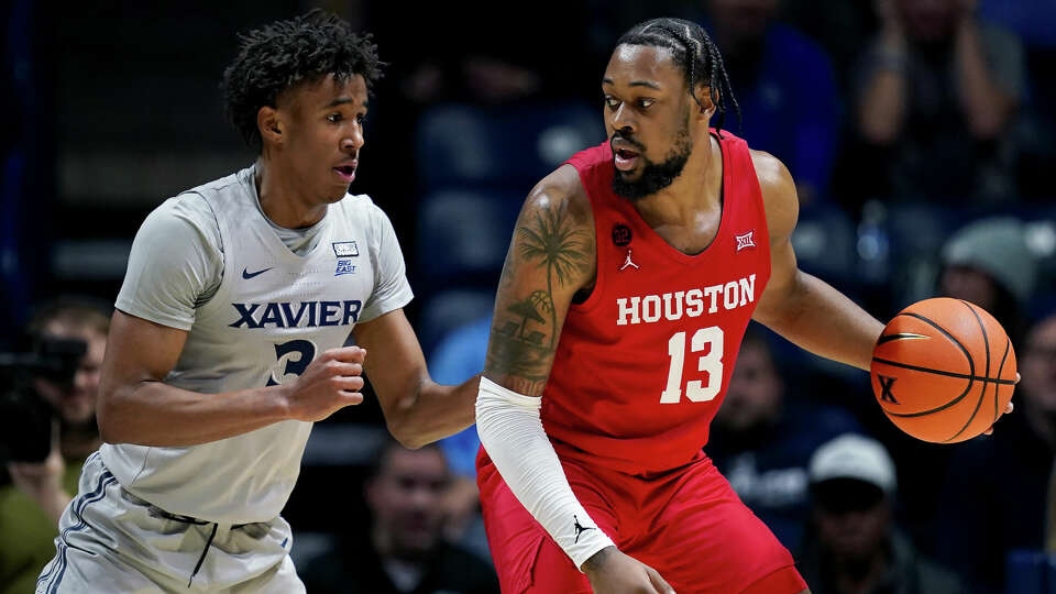 J'Wan Roberts #13 of the Houston Cougars dribbles the ball while being guarded by Dailyn Swain #3 of the Xavier Musketeers in the first half at the Cintas Center on December 01, 2023 in Cincinnati, Ohio. (Photo by Dylan Buell/Getty Images)