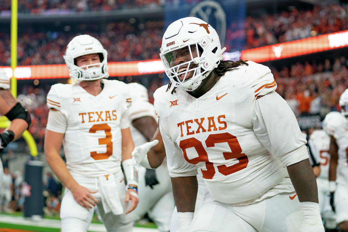 Texas Longhorns defensive lineman T'Vondre Sweat (93) smiles after catching a touchdown pass during the Big 12 Championship game between the Texas Longhorns and the Oklahoma State Cowboys on December 02, 2023 at AT&T Stadium in Arlington, TX. 