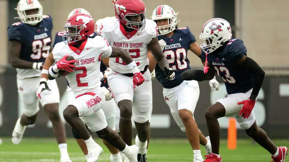 North Shore wide receiver Christopher Barnes (2) picks up a first down during the first half of the Region III-6A Division II championship at Pasadena Veterans Memorial Stadium, Saturday, Dec. 2, 2023, in Pasadena.