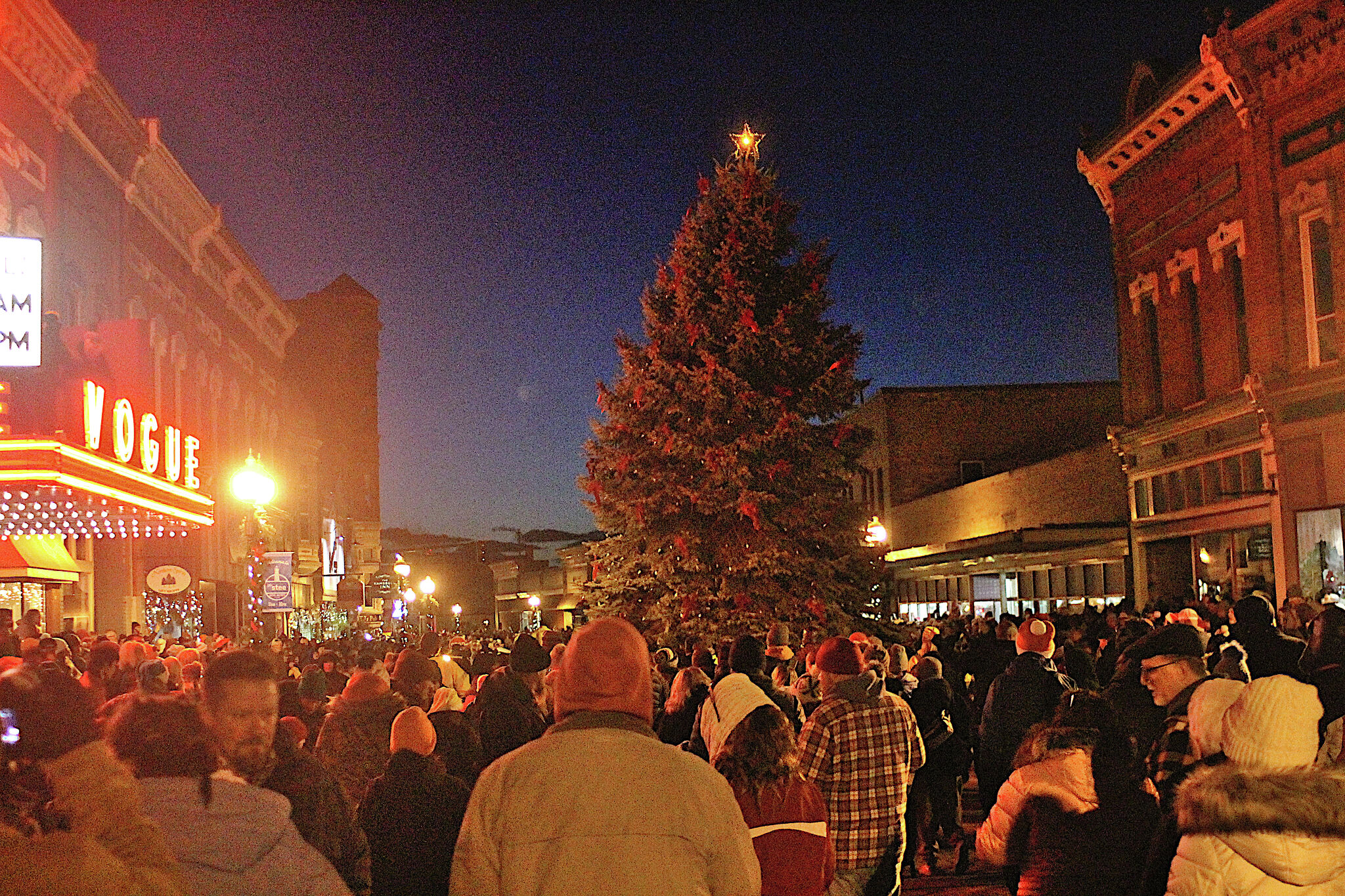 Manistee's Sleighbell Parade goes down River Street