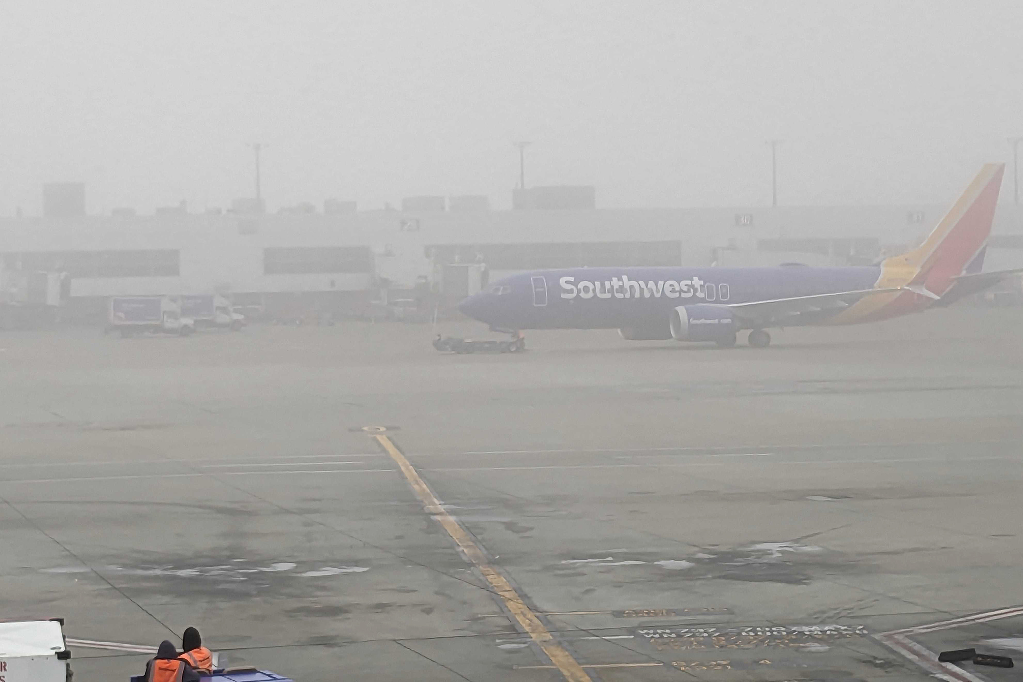 湾区天气扰乱了奥克兰机场，导致延误和取消的状况严重