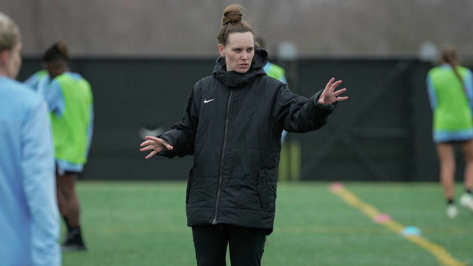 Houston Dash First Assistant Coach Sarah Lowdon coaches players on day one of preseason camp Monday, Jan. 30, 2023, at Houston Sports Park in Houston.