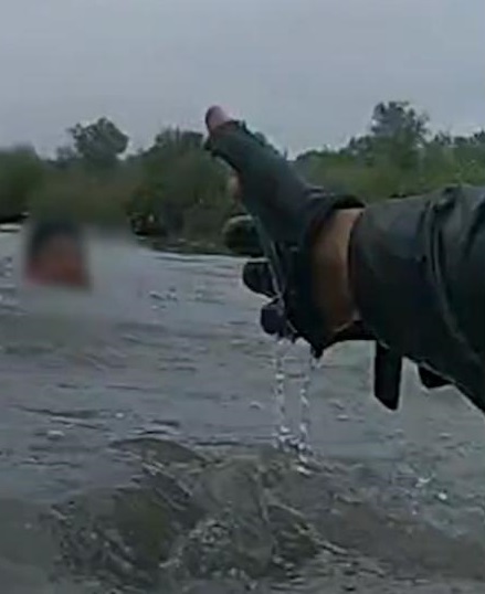 Laredo Sector USBP agents rescue migrant from drowning