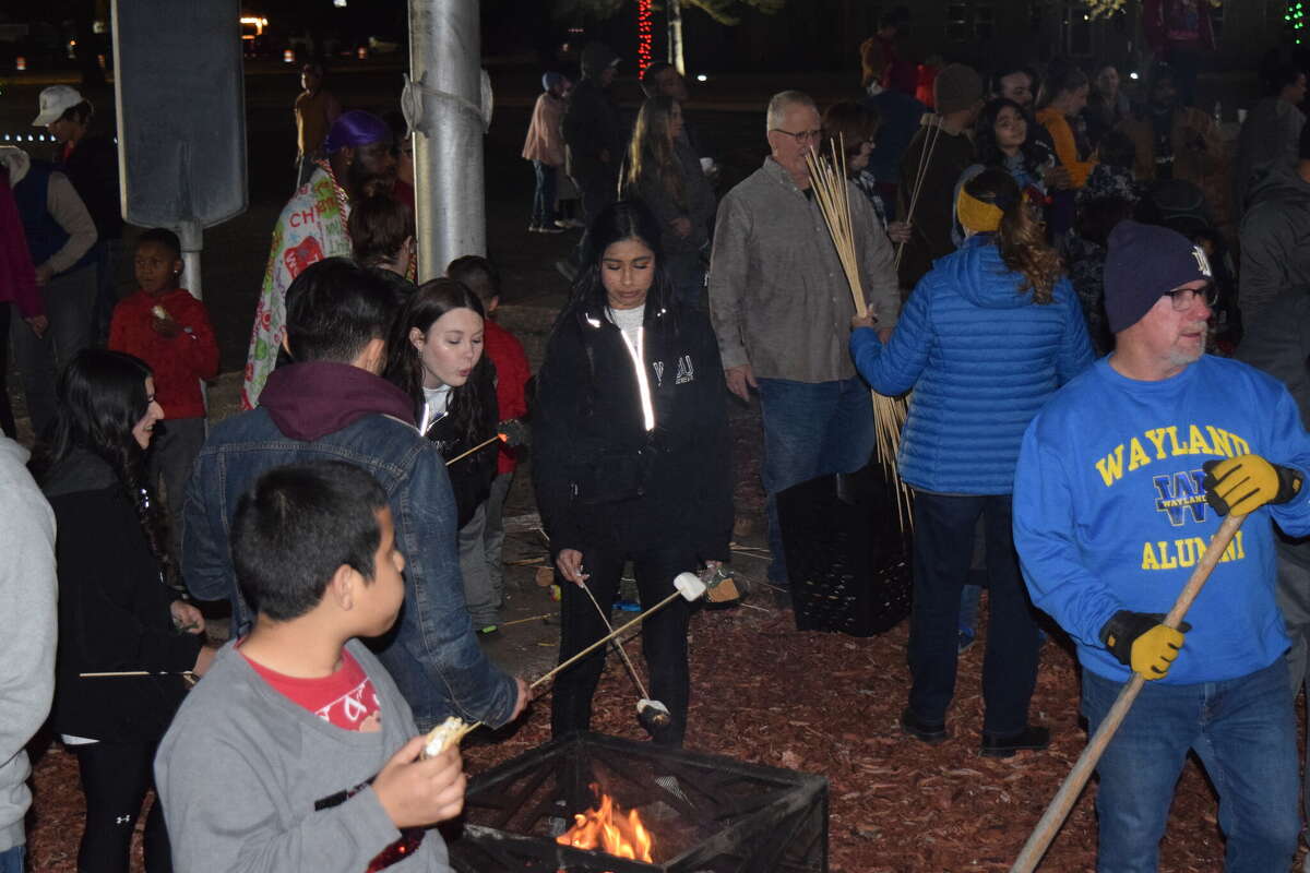 Families gather for Lighting Up Wayland event Thursday