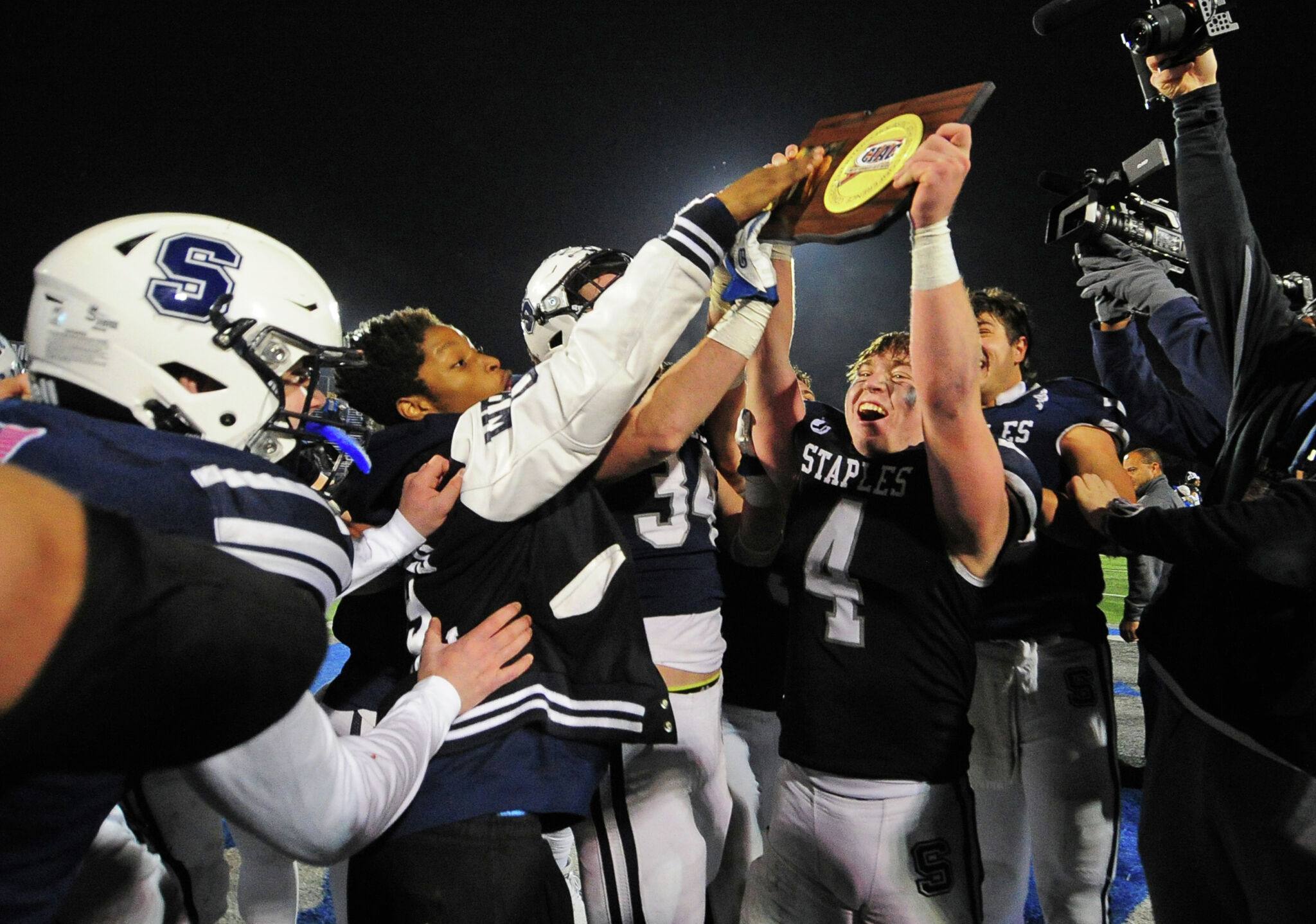 Staples wins CIAC Class LL football championship over West Haven
