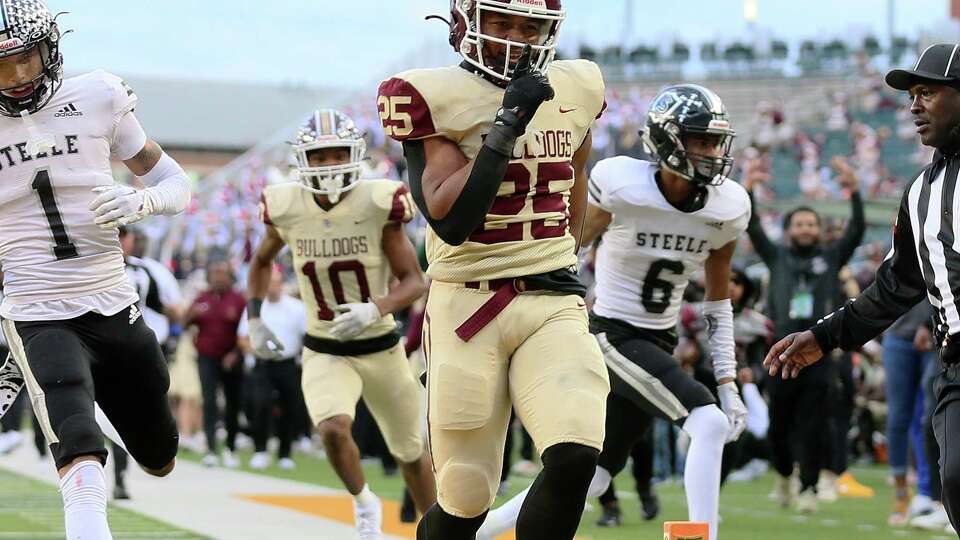 Summer Creek's Lloyde Avant (25) silents the crowd as he scores a touchdown against Cibolo Steele defenders Donte Carter (1) and Jalen Morgan (6) in the first half of a Class 6A Division II state semifinal game Saturday, Dec. 9, 2023, in Waco, Texas.