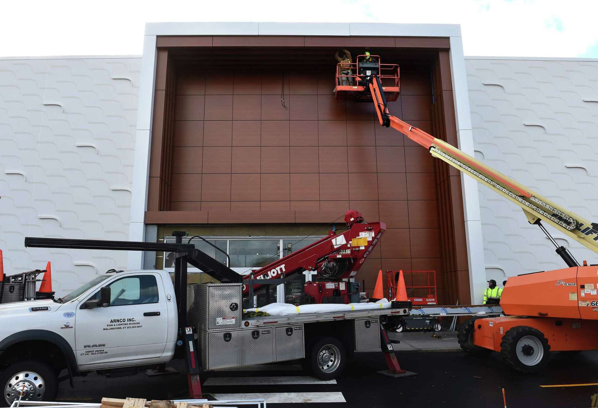 Jordan's Furniture to open at Connecticut mall on Friday