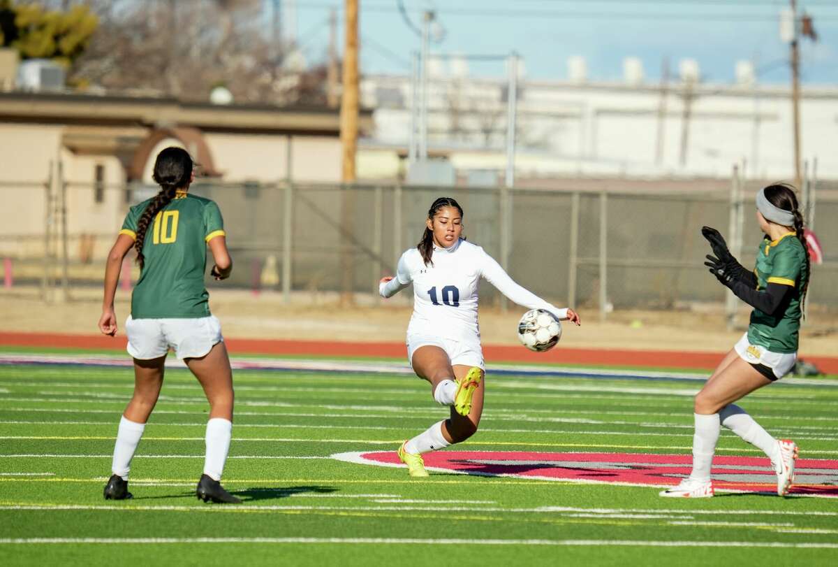 Lady Bulldogs earn first win, loss in season opening soccer matches