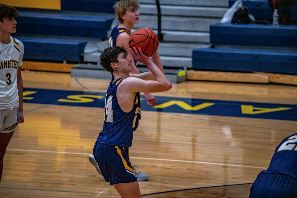 Manistee Boys Basketball Defeats Frankfort