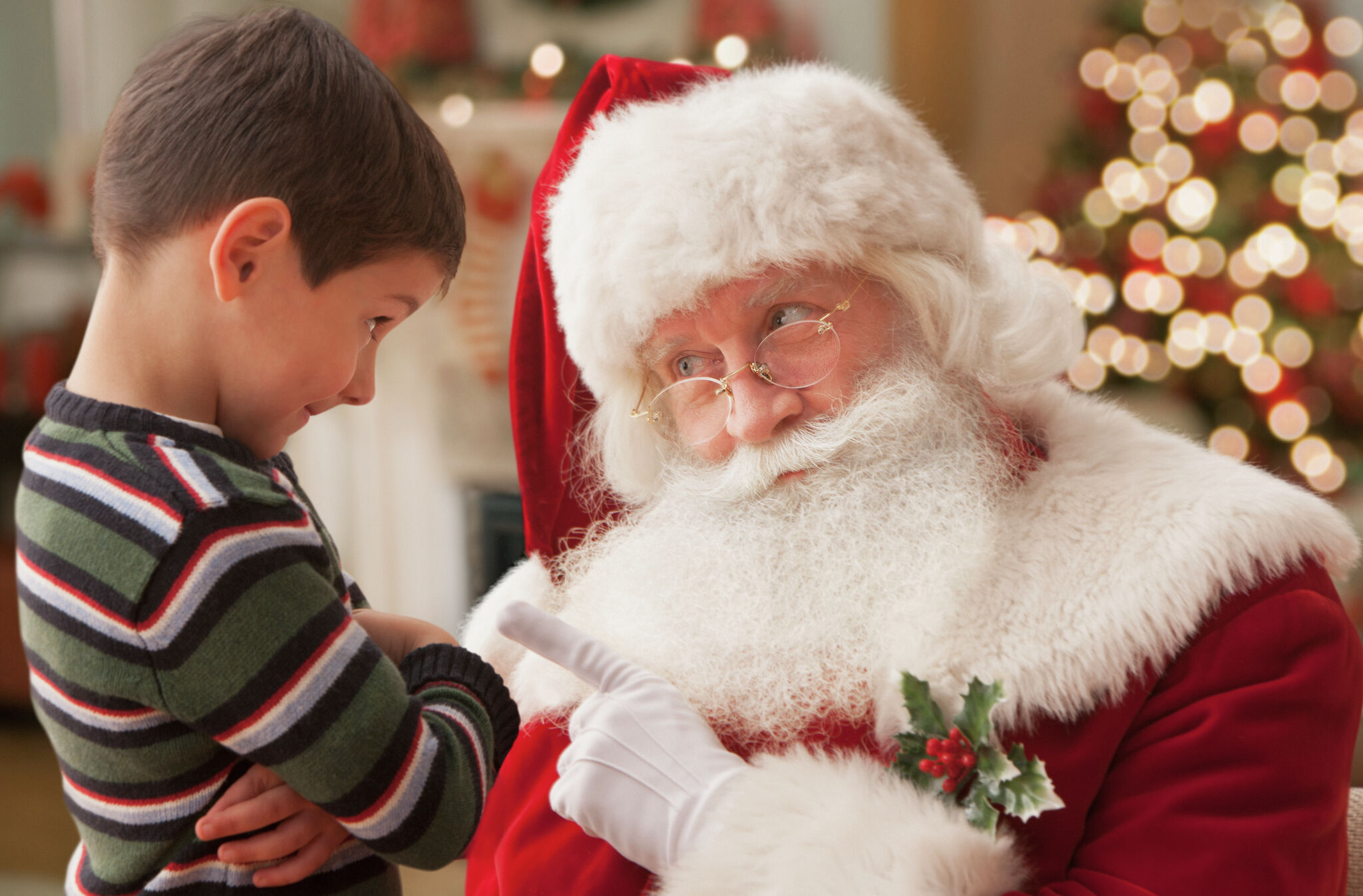 Почему ждут новый год. Дед Мороз. Дети рассказывают стихи деду Морозу. Санта и мальчик.