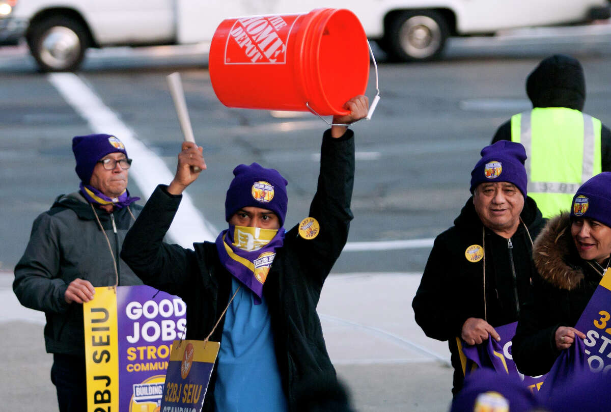 Building cleaners rally in Stamford for new union contract