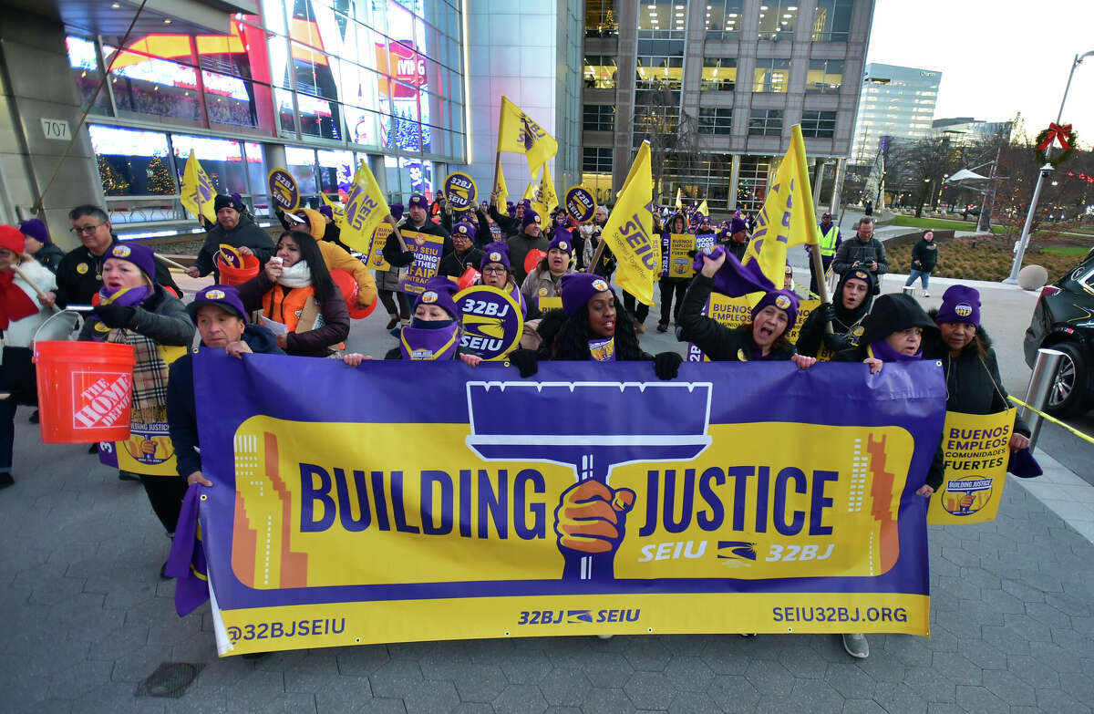 Building cleaners rally in Stamford for new union contract