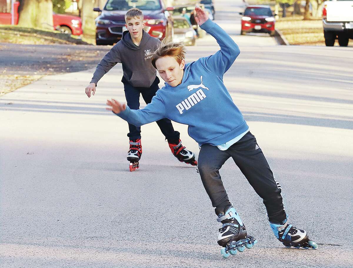 Christmas heatwave: Alton kids enjoy in-line skating in warm weather