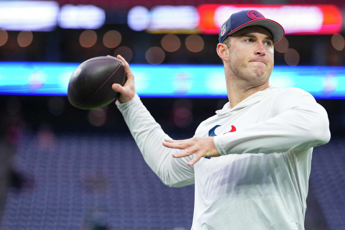 The Texans are facing a potential make-or-break showdown with the Titans on Sunday. With C.J. Stroud injured, signal-calling duties fall to backup Davis Mills, whose experience may be a deciding factor in the context, says Houston head coach DeMeco Ryans.