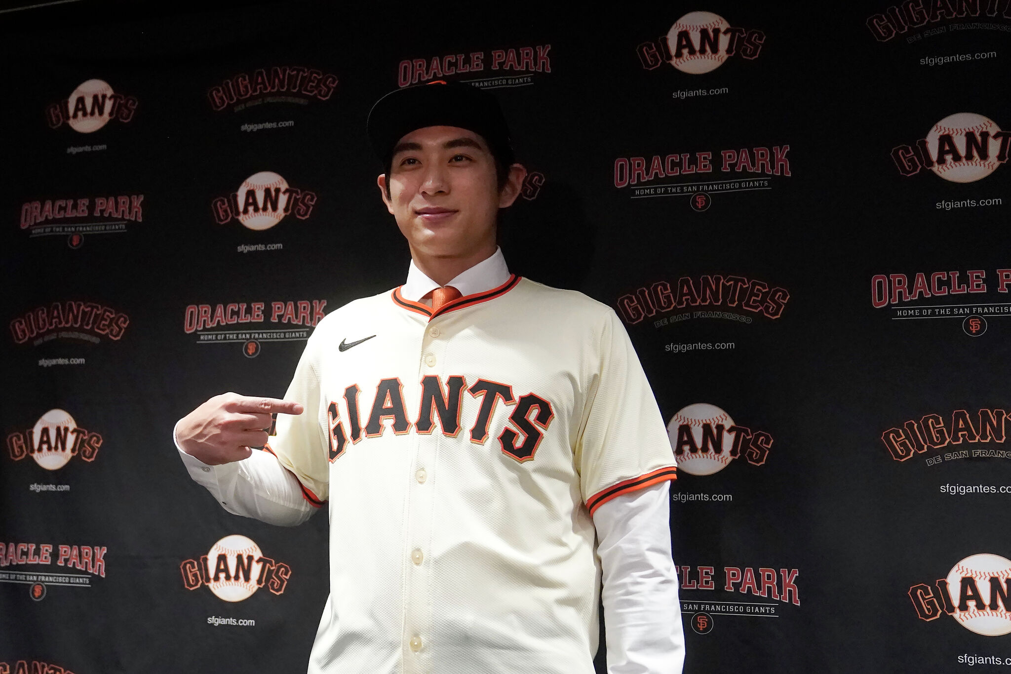 New Giants Cf Jung Hoo Lee Shows Off Star Power At First Newser