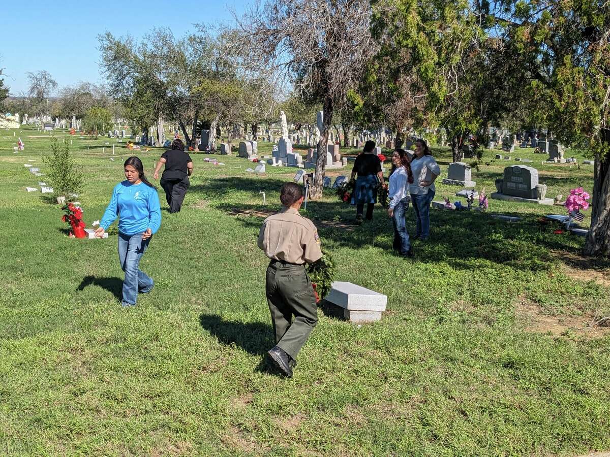 Laredo's Wreaths Across America lays 4K wreaths for veterans