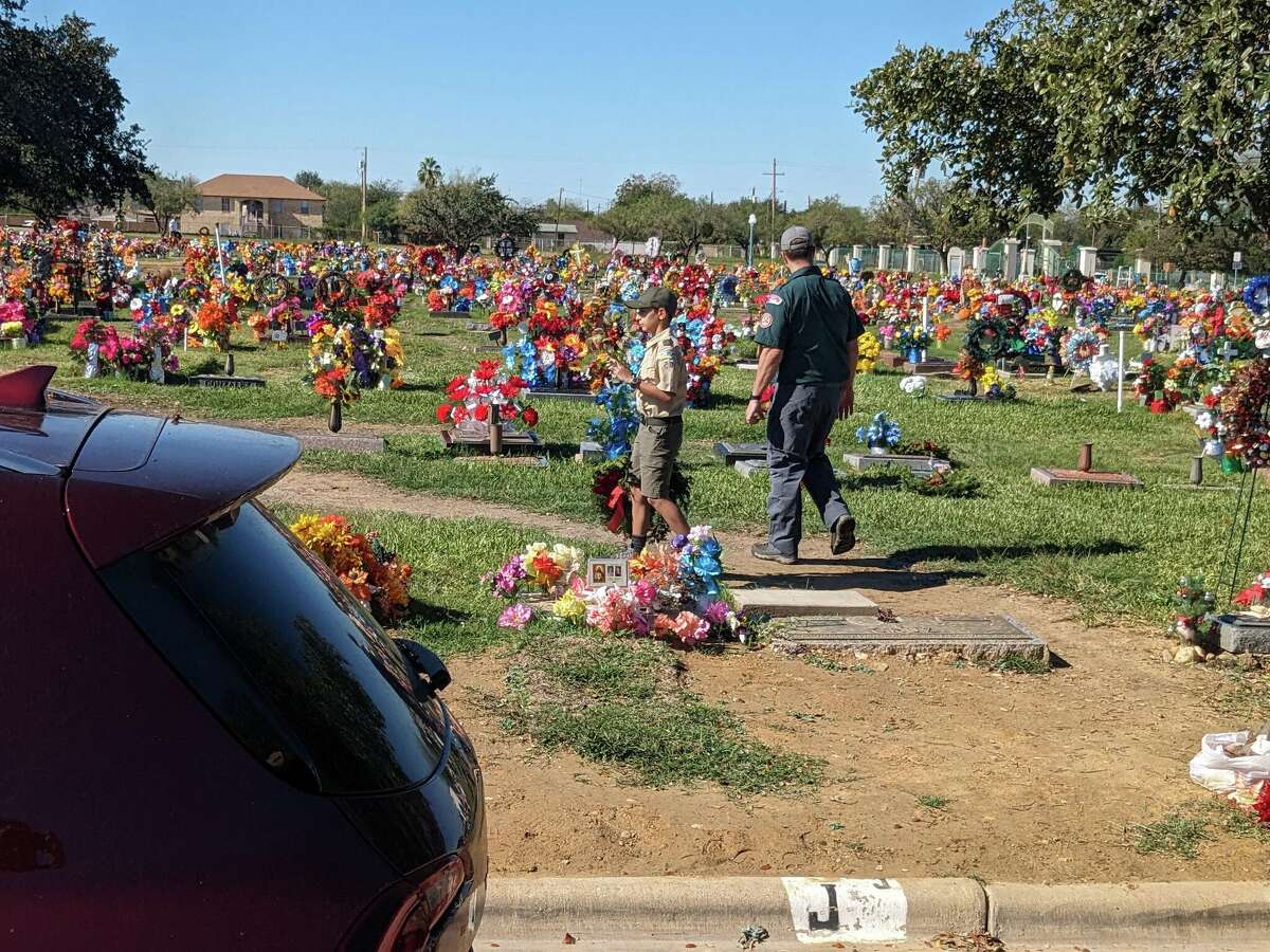 Laredo's Wreaths Across America lays 4K wreaths for veterans