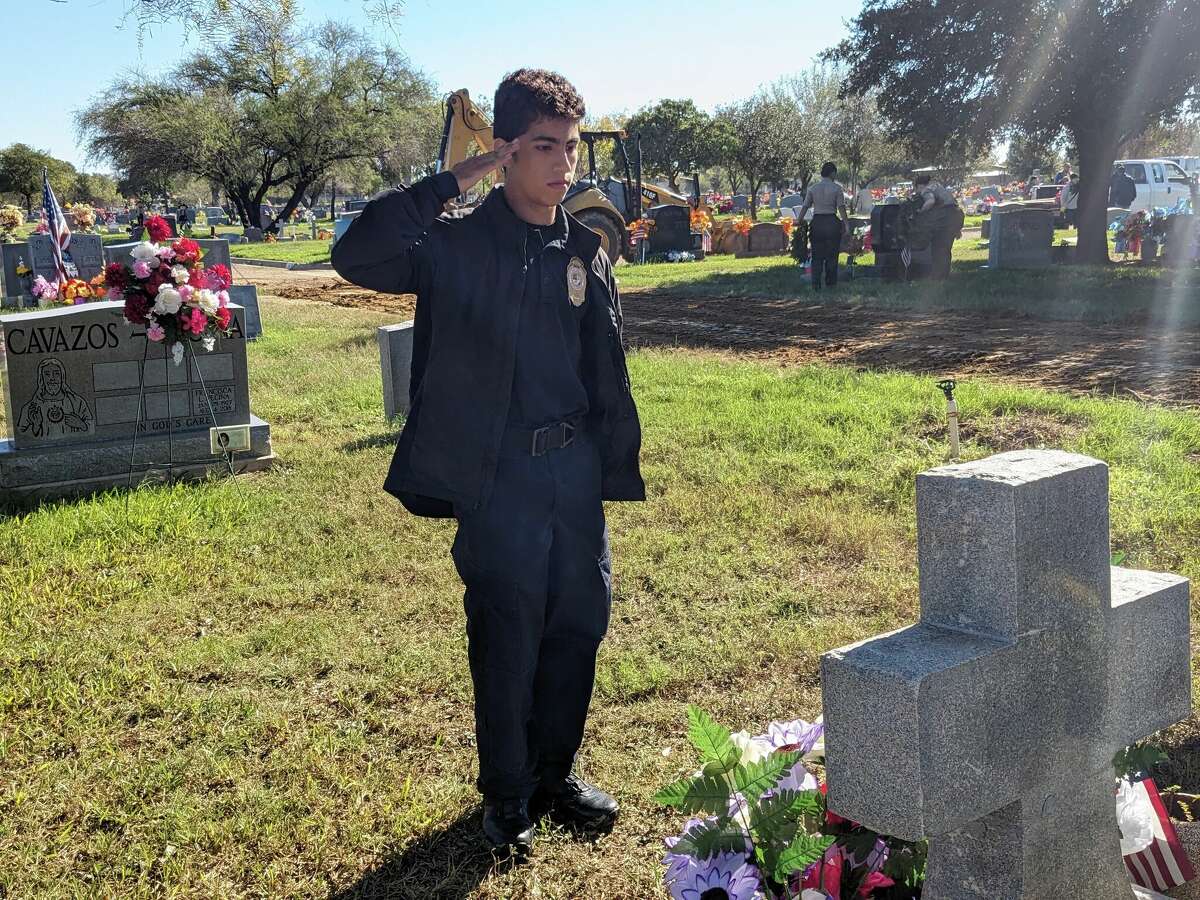 Laredo's Wreaths Across America lays 4K wreaths for veterans