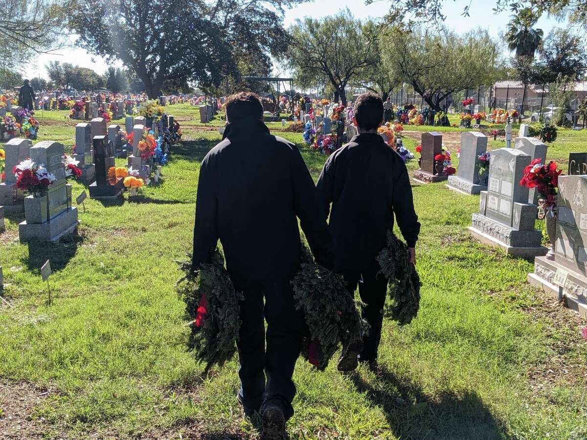 Laredo's Wreaths Across America lays 4K wreaths for veterans