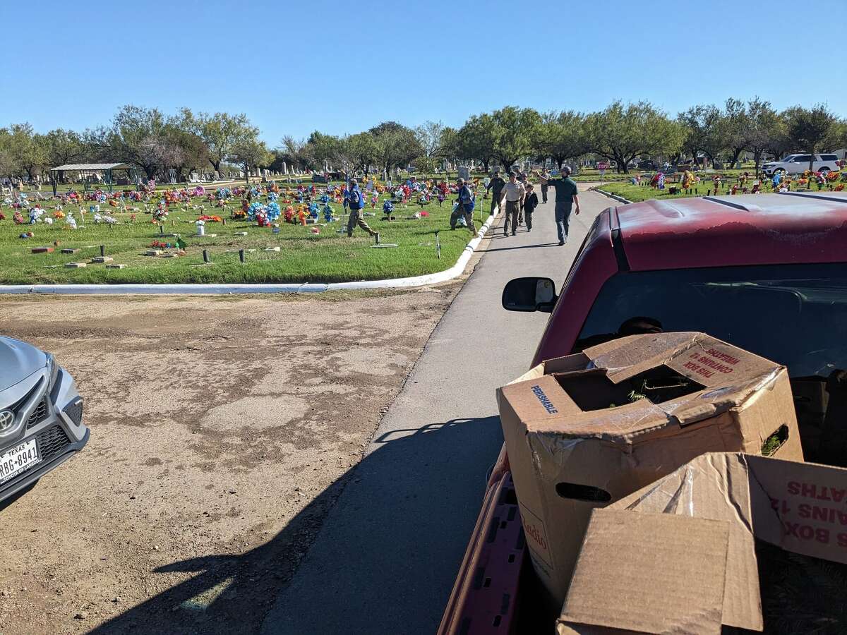 Laredo's Wreaths Across America lays 4K wreaths for veterans