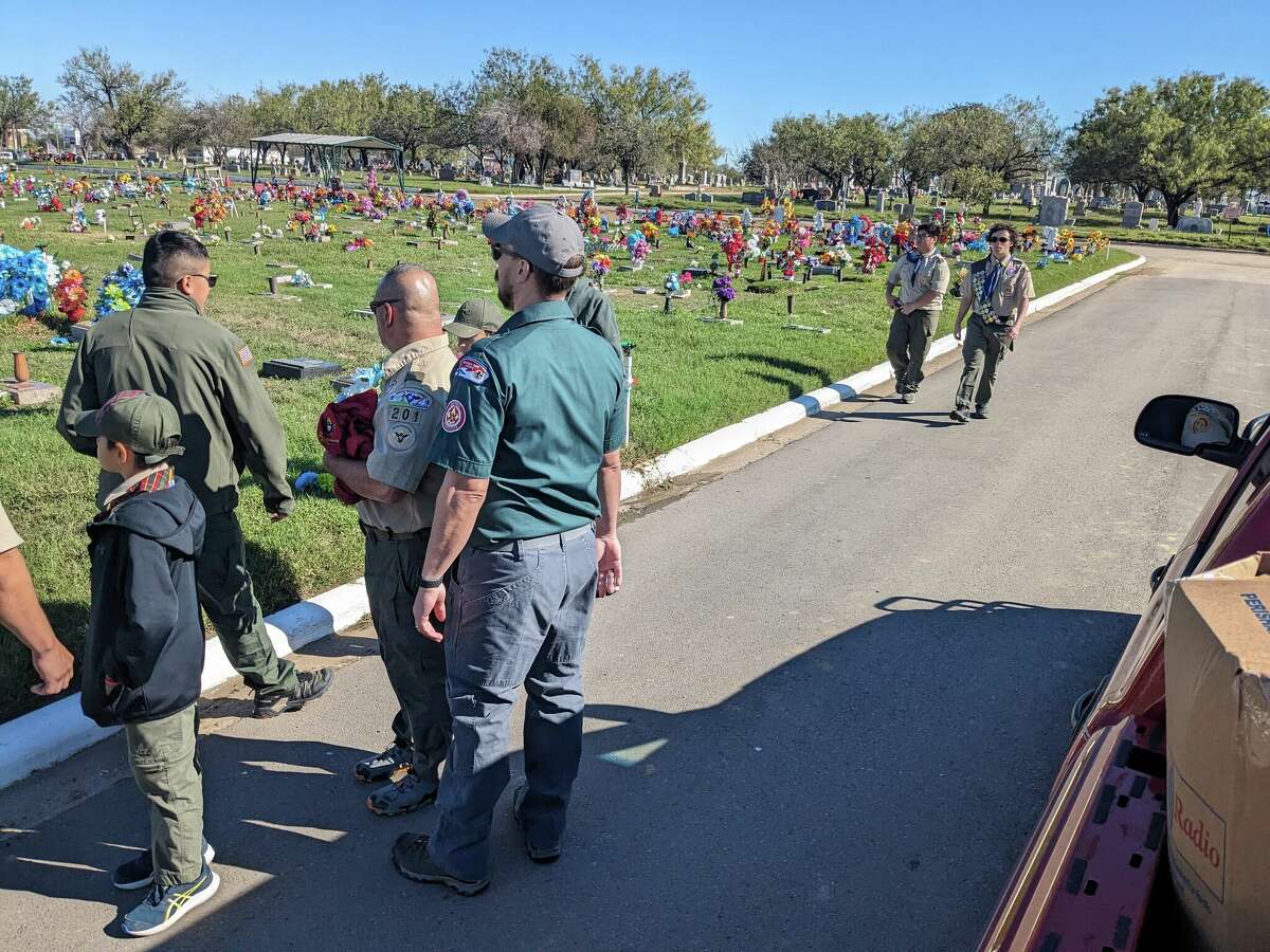 Laredo's Wreaths Across America lays 4K wreaths for veterans
