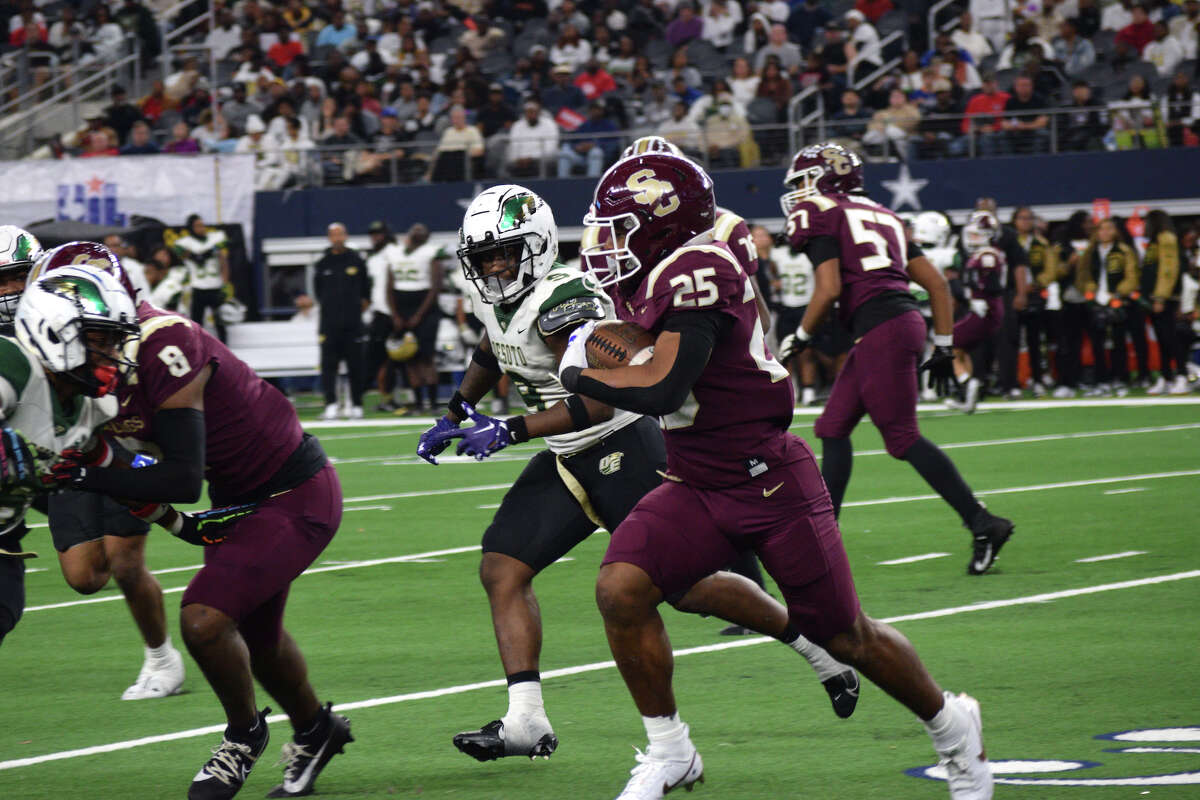 Summer Creek running back Lloyd Avant rushes against DeSoto in the Class 6A Division II championship game, Dec. 16, 2023, at AT&T Stadium in Arlington.