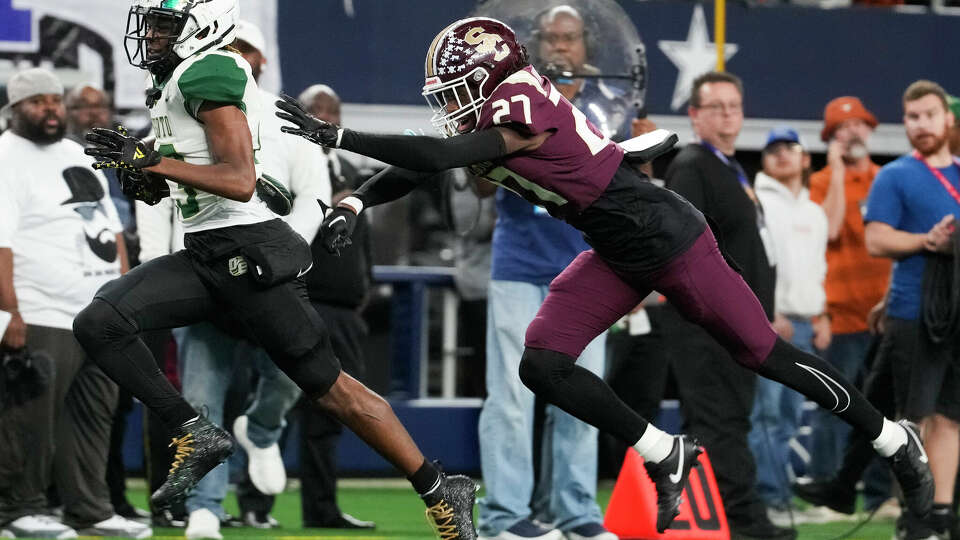 DeSoto wide receiver Daylon Singleton (13) scores a 55-yard touchdown ahead of Summer Creek strong safety Marrel Davis (27) during the first half of the 6A Division II UIL state championship game at AT&T Stadium, Saturday, Dec. 16, 2023, in Arlington. Singleton, a SMU commit, had five receptions for 136 yards and three touchdowns in the team's 74-14 win.