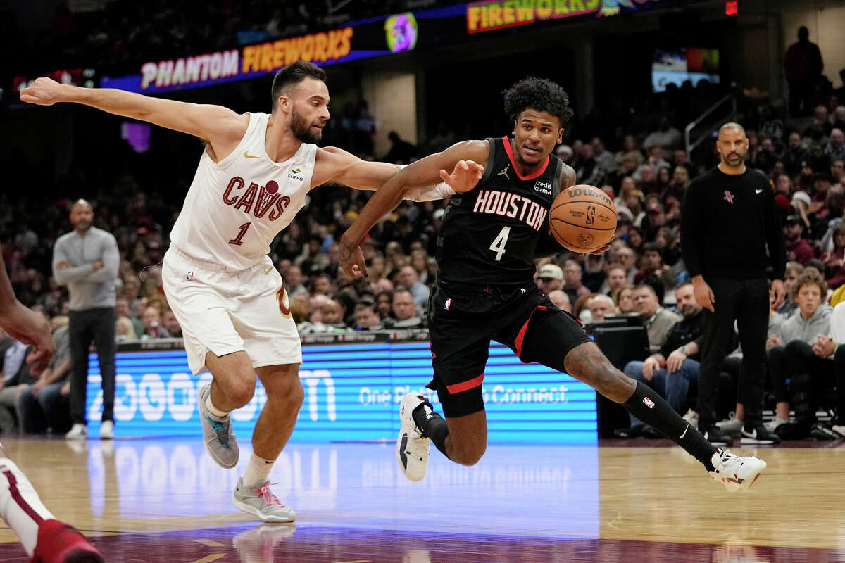 Houston Rockets guard Jalen Green (4) drives around Cleveland Cavaliers guard Max Strus (1) in the second half of an NBA basketball game, Monday, Dec. 18, 2023, in Cleveland. (AP Photo/Sue Ogrocki)