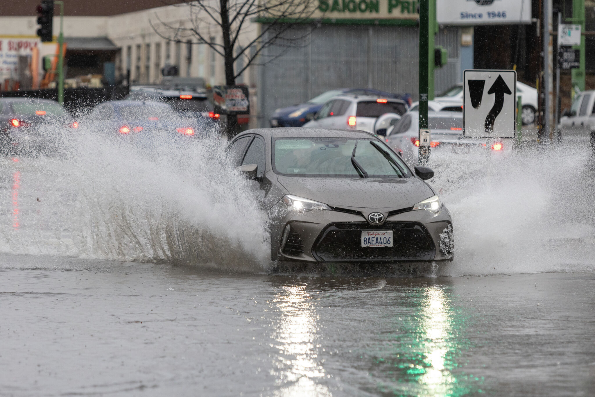 暴雨袭击下，旧金山湾区交通瘫痪