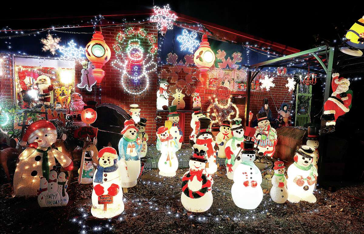 Alton Illinois boasts Christmas spirit with snowmen, snowwomen