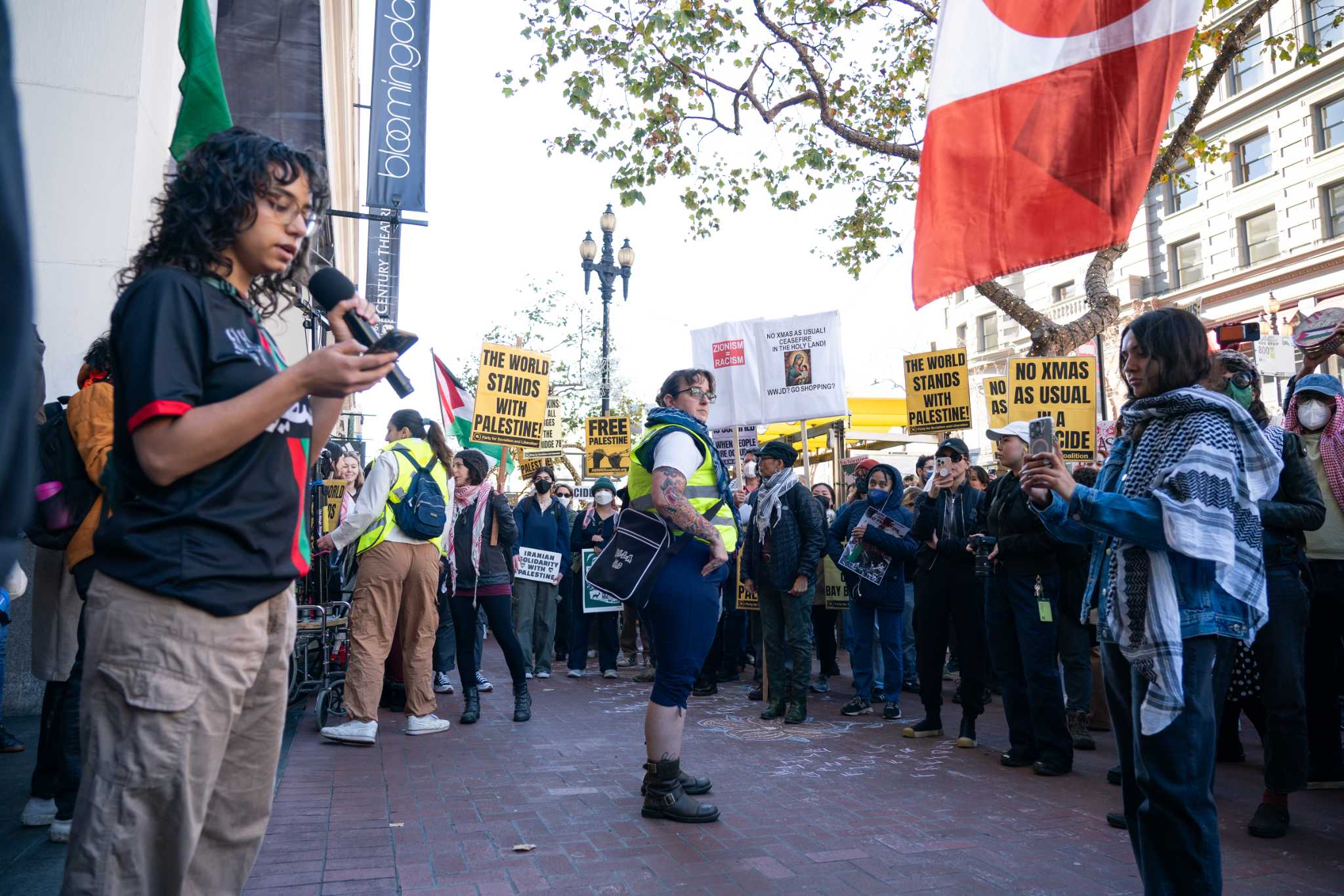 "不寻常的圣诞节：亲巴勒斯坦抗议活动试图扰乱旧金山联合广场的购物"