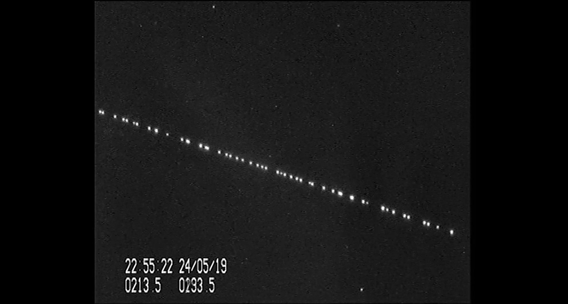 周六晚上，SpaceX Starlink卫星点亮了湾区的天空