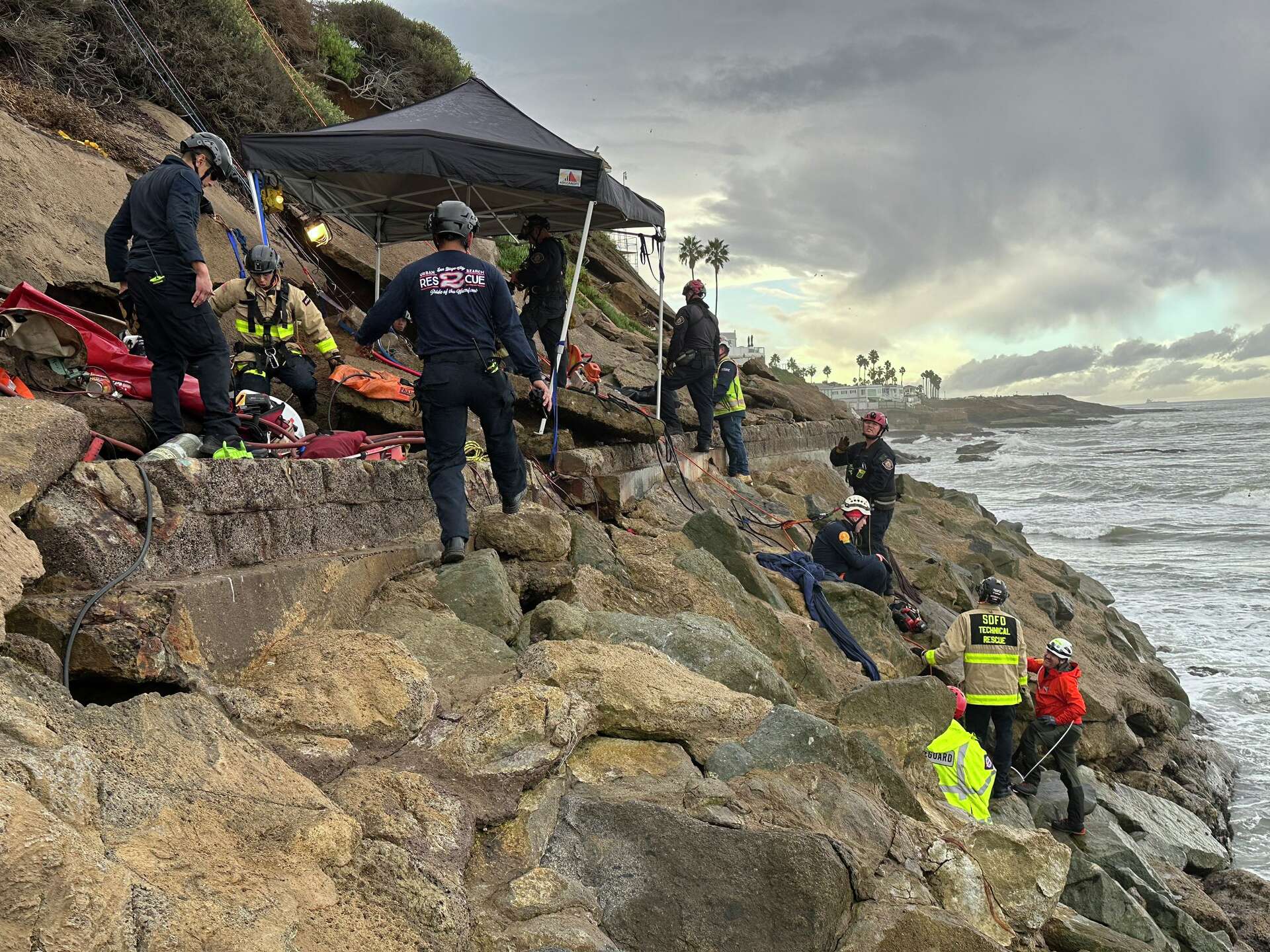 Teens find man trapped for days in crevasse at California beach