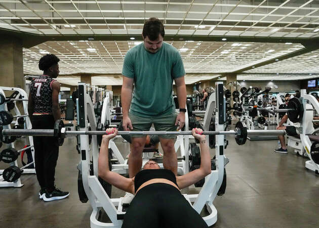 Husband and wife duo Ashely Evans and Brendean Roche, have been on a weight loss journey together since May, losing a combined 115 pounds, they are seen working out at Life Time Lake Houston Gym on Thursday, Dec. 21, 2023, in Houston.