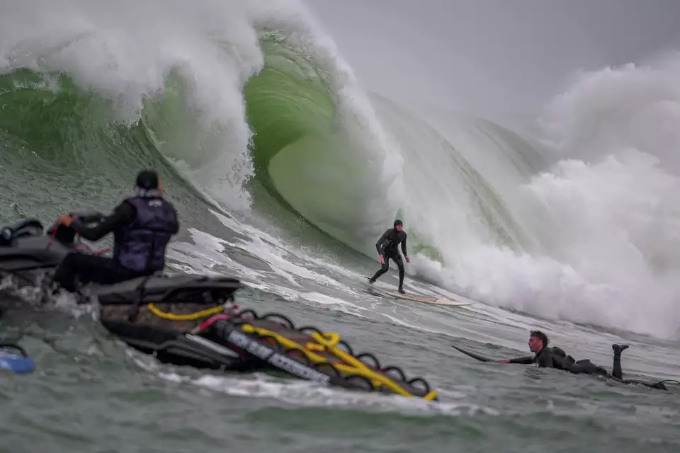 California’s Mavericks Beach lights up with surfers from around the globe chasing epic waves (sfgate.com)
