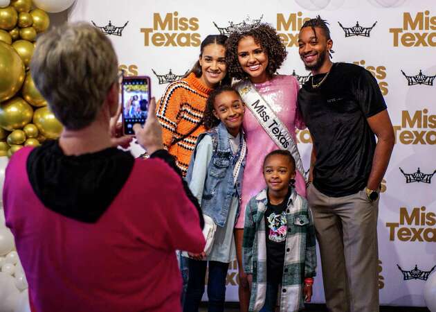 The Keys family takes the opportunity to pose for a photo with Miss Texas 2023, Ellie Breux, Wednesday, Jan. 3, 2024, at the Missouri City Community Center where friends and family gathered to show their support before Ellie departs for Orlando, Florida later this week to compete in the Miss America Pageant.